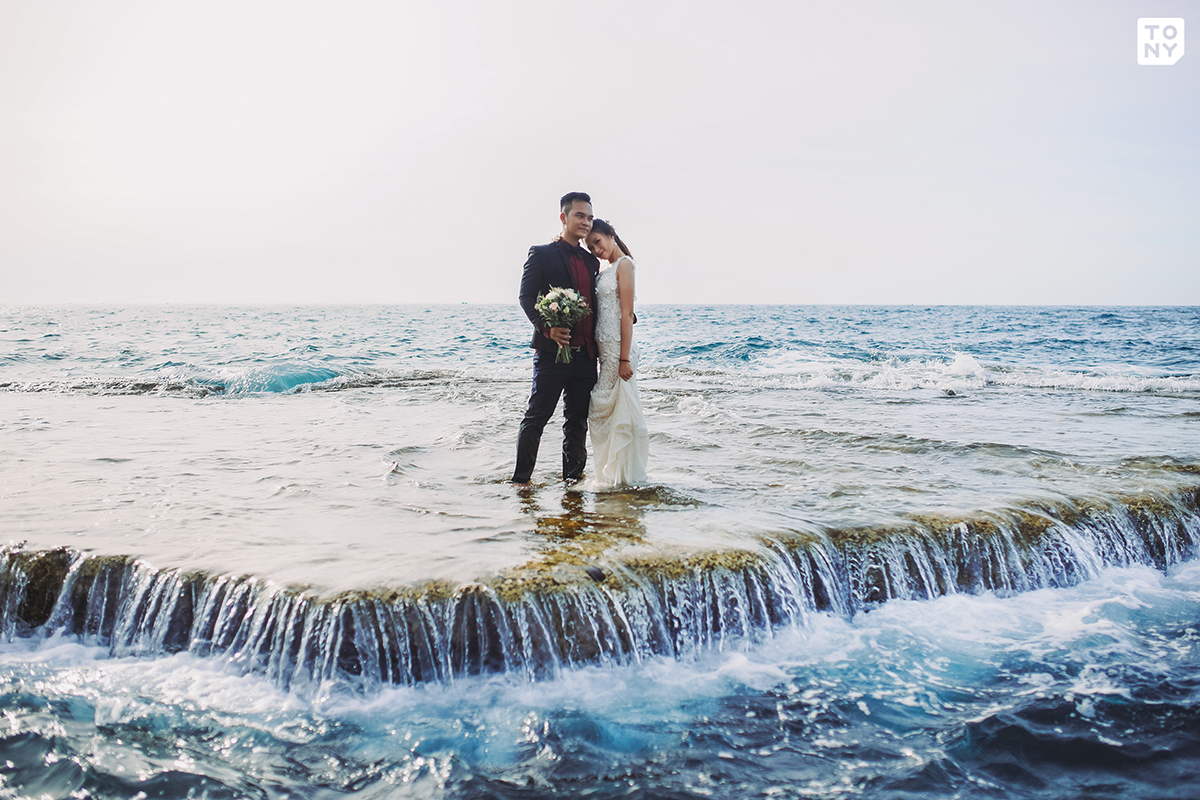 Nếu bạn đang tìm kiếm một địa điểm ảnh cưới độc đáo, Vĩnh Hy chính là lựa chọn hoàn hảo! Với bãi biển trắng tinh khôi và những bãi đá hoang sơ sẽ mang đến cho bộ ảnh cưới của bạn một không gian đầy nắng và gió, cùng với những kỷ niệm đáng nhớ bên người thân yêu.