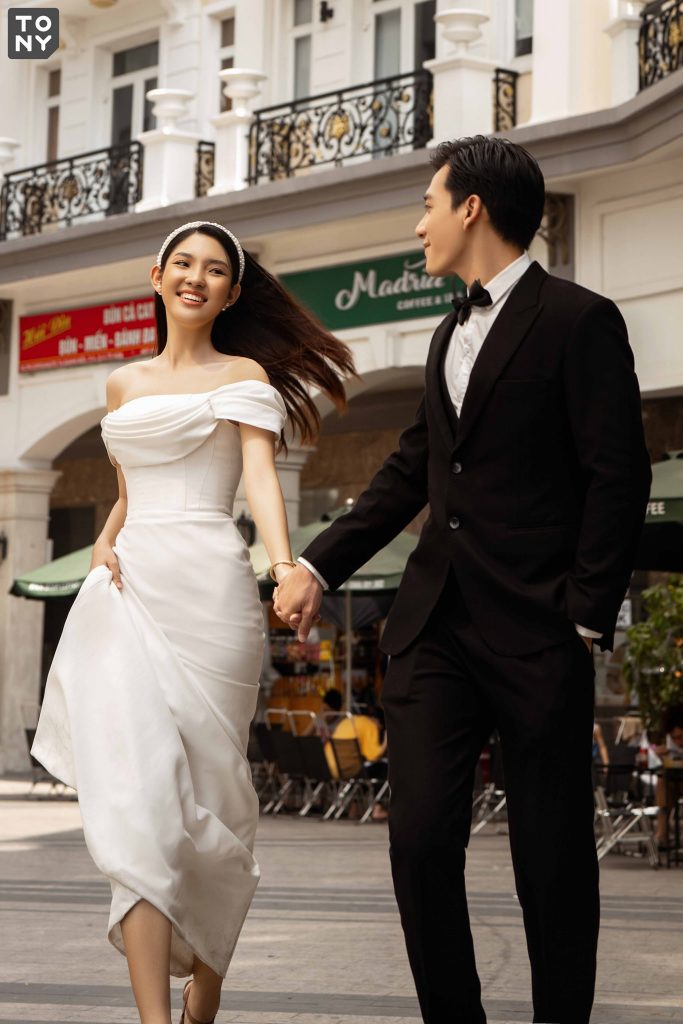 Hãy để chúng tôi giúp bạn ghi lại những khoảnh khắc đẹp nhất trong ngày trong ngày trọng đại của mình tại Sài Gòn. Với phong cách và chất lượng hàng đầu, chúng tôi sẽ mang đến cho bạn một bộ ảnh cưới đẹp nhất có thể.