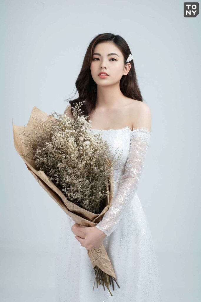 Cùng xem bộ ảnh cưới của cô dâu Hàn Quốc và ngắm nhìn sự đẹp đẽ của nền văn hóa và truyền thống Hàn Quốc. Với trang phục truyền thống, kiểu tóc xoăn đẹp mắt cùng với những trang phục lộng lẫy, bộ ảnh cưới này sẽ khiến bạn cảm thấy lạc vào một thế giới đầy mê hoặc.