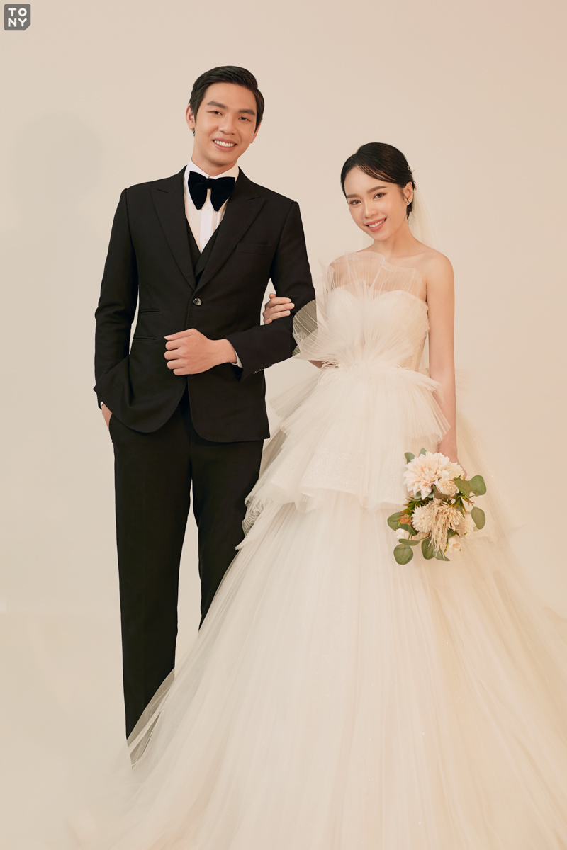 Hãy chiêm ngưỡng những bức ảnh cưới kiểu Hàn Quốc đầy lãng mạn, tinh tế và quyến rũ. Các cặp đôi sẽ được trải nghiệm một không gian đậm chất phương Đông với những đường nét trang trí sắc sảo và đẹp mắt.