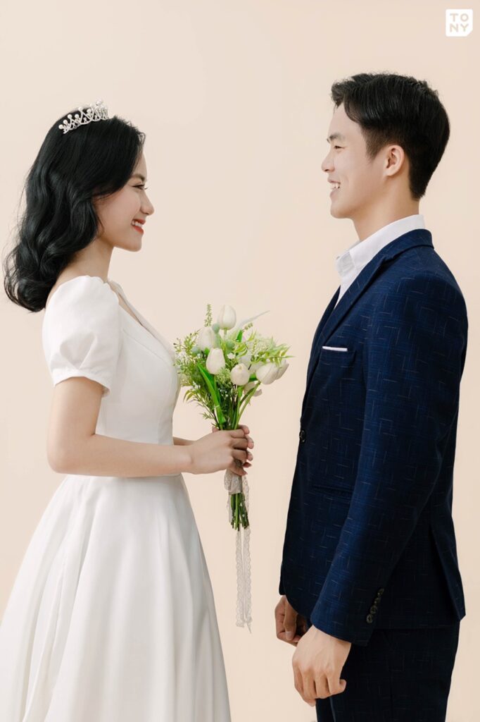 Album chụp ảnh cưới Hàn Quốc 2024 sẽ là món quà tuyệt vời dành cho cặp đôi muốn lưu giữ những khoảnh khắc đáng nhớ nhất trong cuộc đời. Với những bức ảnh tinh tế và đầy cảm xúc, sự kỳ diệu của tình yêu sẽ được tái hiện đầy đủ trong từng trang sách.