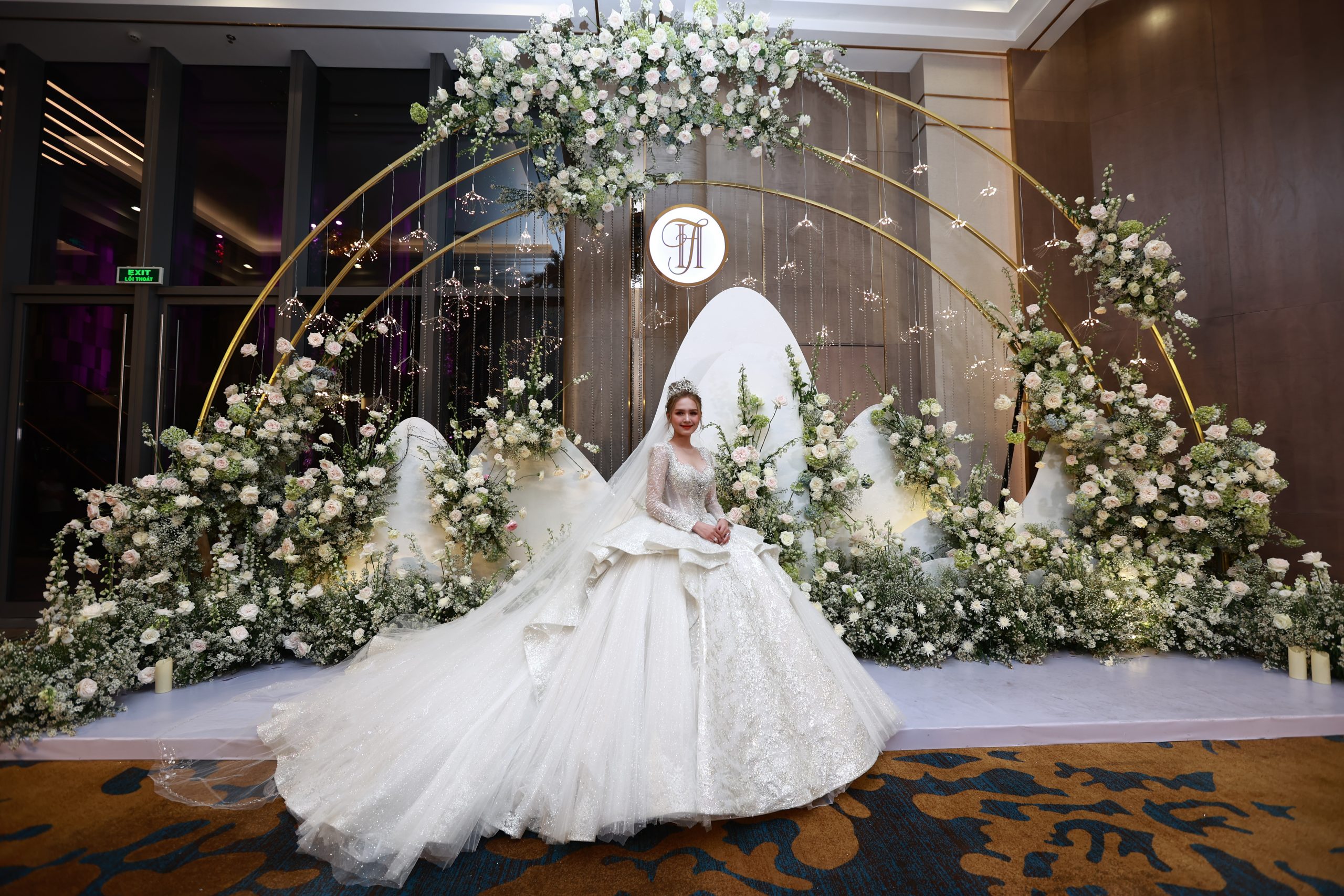 Váy cưới 250 triệu lộng lẫy của Thúy Diễm - Ngôi sao | Ball gowns, Gowns,  Wedding