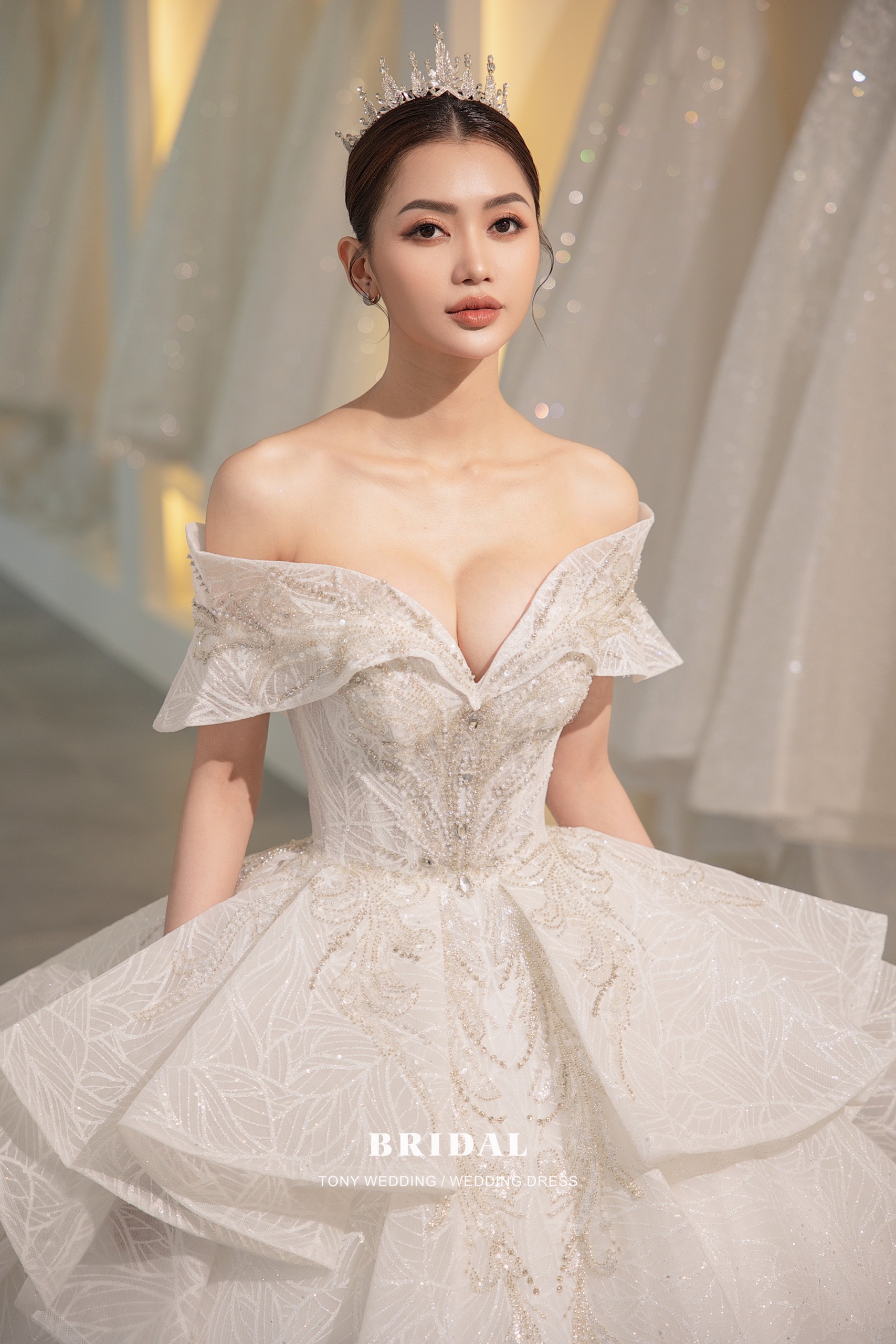 Hình ảnh đầu tiên về váy cưới 400 triệu đồng của Lê Hà  Ngôi sao