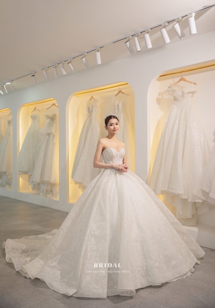 Những phong cách váy cưới nổi bật cho mùa Thu Đông