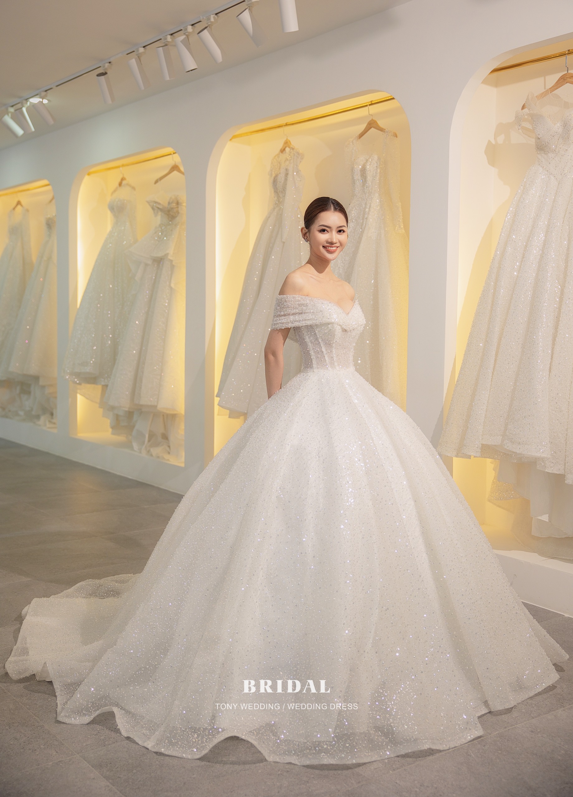 Quỳnh Anh khoe ảnh mặc váy cưới siêu xinh tiết lộ được đích thân Duy Mạnh  đưa đi mua và dành tặng bộ váy đẹp nhất