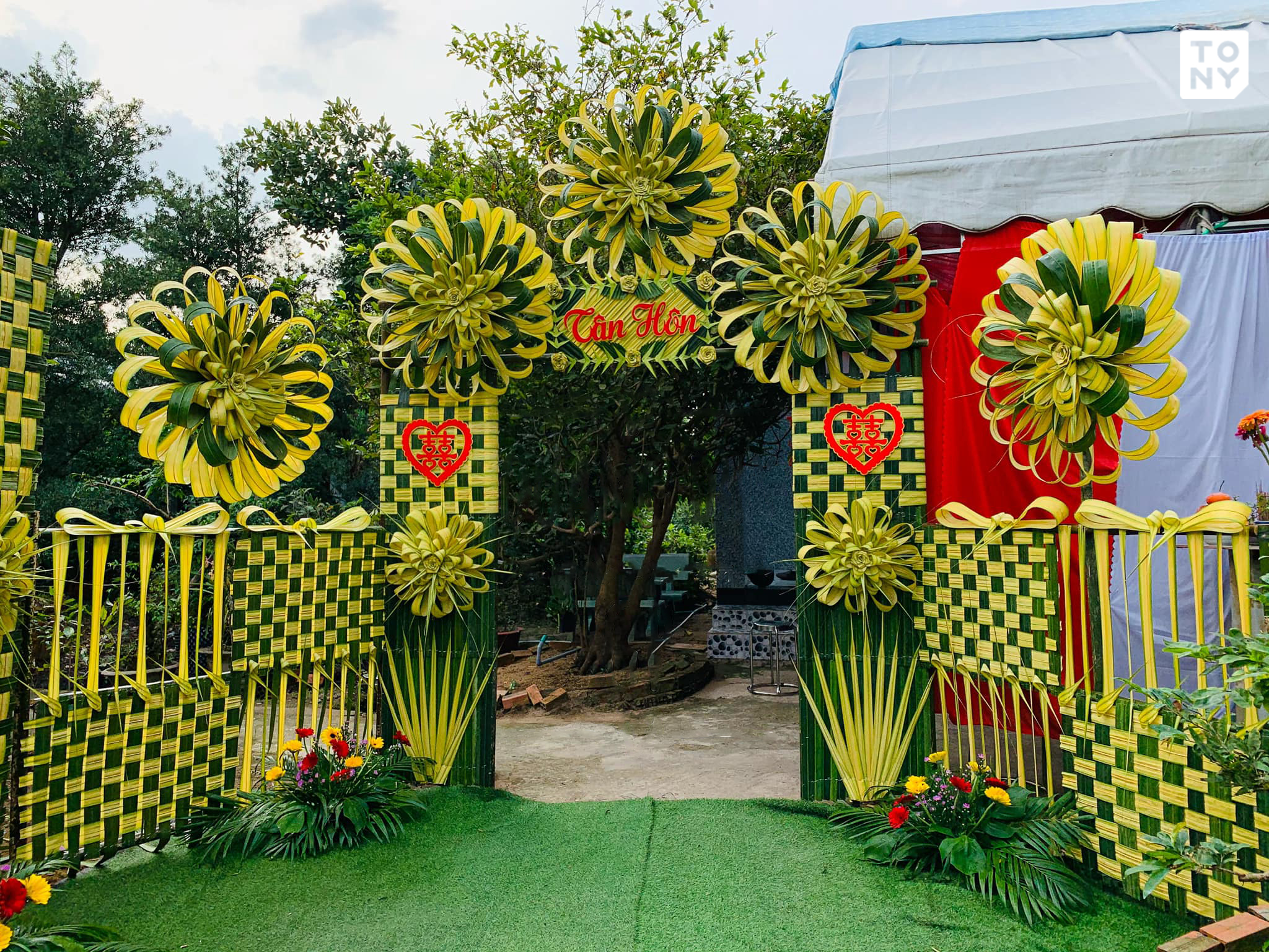 Những mẫu cổng hoa cưới bằng lá dừa đẹp