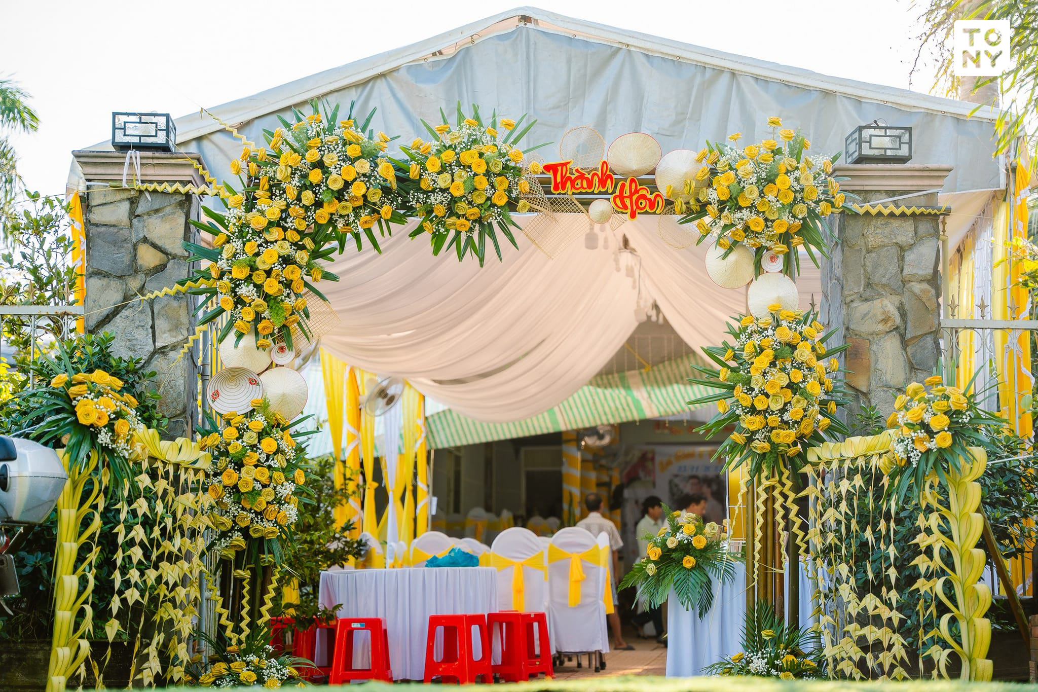 Sáng tạo xanh: Những mẫu cổng hoa đám cưới bằng lá dừa thấy đơn giản nhưng  đòi sự tinh tế trong thiết kế | Đám cưới, Hình ảnh, Thiết kế